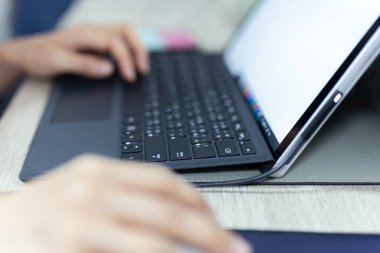 İş kadınlarının evde dizüstü bilgisayarda el yazısıyla klavye çalışmalarını kapat..