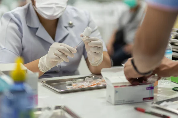 Enfermera con máscara médica preparando vacuna contra el coronavirus para vacunar. —  Fotos de Stock