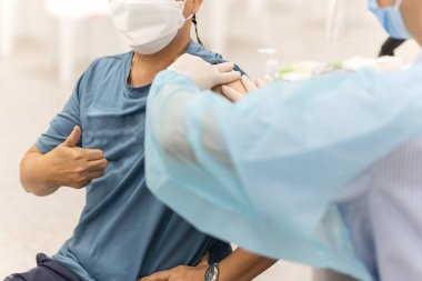 Doktor adam Patien 'a aşı hazırlıyor..
