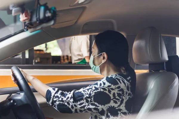 New normal woman in protective mask ordering food and drinks in drive through cafe. — Stock Photo, Image