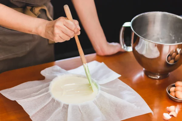 Ženské kádinky připravují těsto na pečení cínu. — Stock fotografie