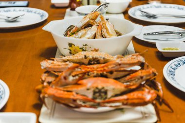 Karides karidesli deniz ürünleri yengeç okyanus gurmesi otlarla pişirilmiş deniz ürünleri..