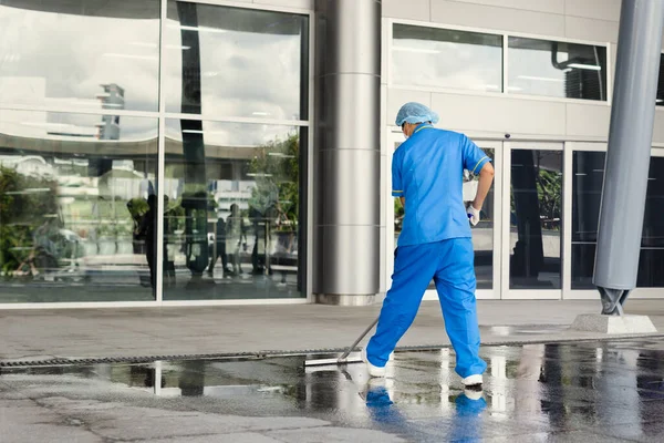 Limpiador industrial profesional en suelo de limpieza uniforme protector. — Foto de Stock