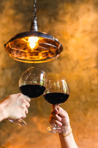 Концепция празднования пара звон бокалов красного вина. — стоковое фото