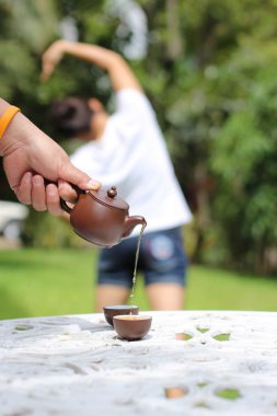 Yoga yaparken rahatlatıcı kadın