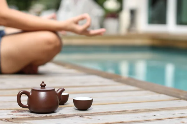 Mujer meditando —  Fotos de Stock