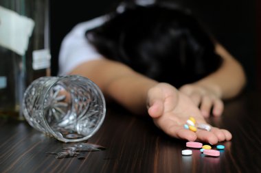 Kadın uyuşturucu ve alkol