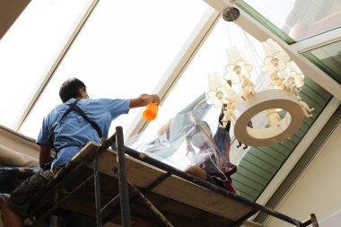 Kimliği belirsiz kişi sarmalayıcılar ev cam renklendirme