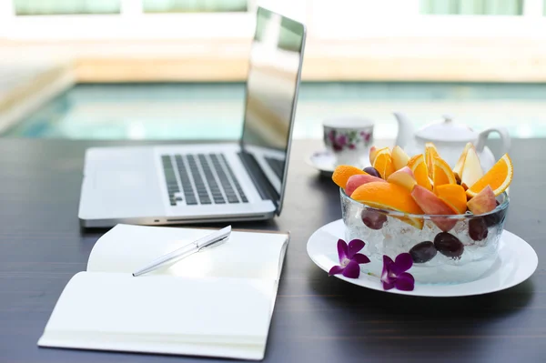 Obstschlag und Laptop-Business-Computer — Stockfoto