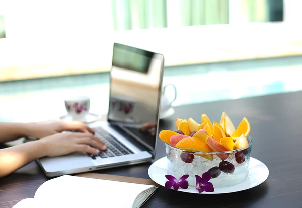 Fruit blow and Business people working at home — Stock Photo, Image