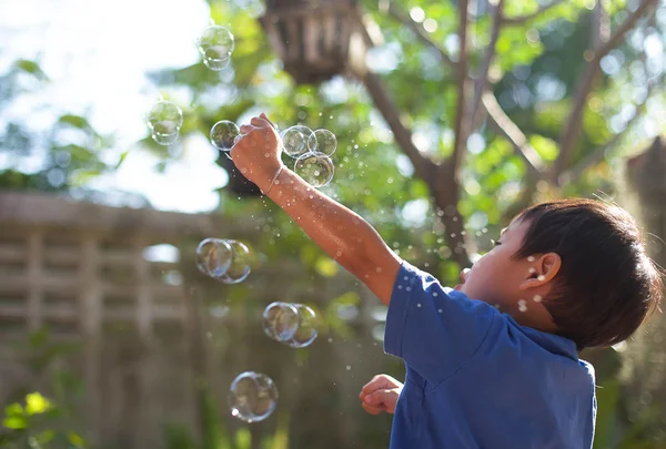 Childen playing with bubbles — Stock Photo, Image