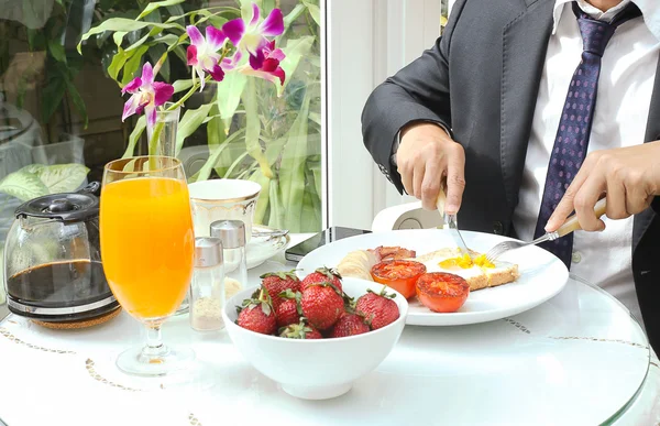 Affärsman har en hälsosam frukost — Stockfoto