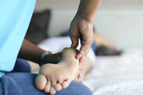 Massagem nos pés — Fotografia de Stock