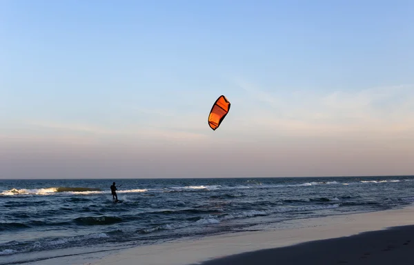Uma pessoa kite surf — Fotografia de Stock