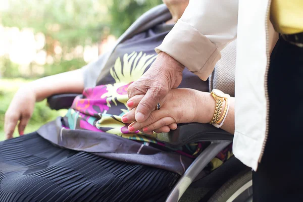 Los ancianos, marido sosteniendo a su esposa son manos — Foto de Stock