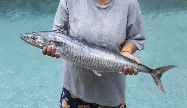 Mulheres segurando um peixe wahoo ou rei cavala — Fotografia de Stock