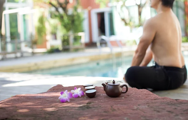Hombre haciendo Yoga y olla de té — Foto de Stock