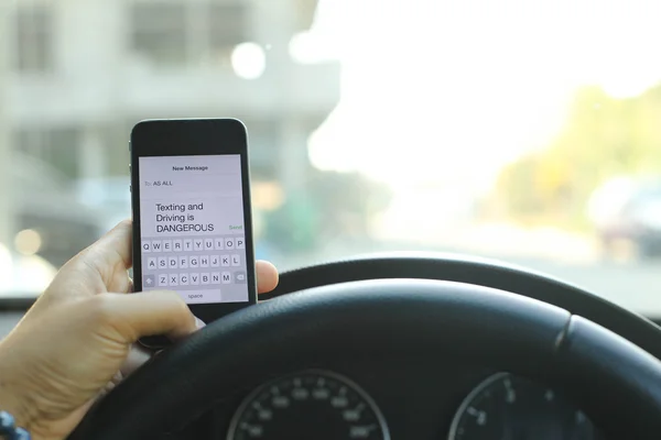 SMS während der Fahrt — Stockfoto