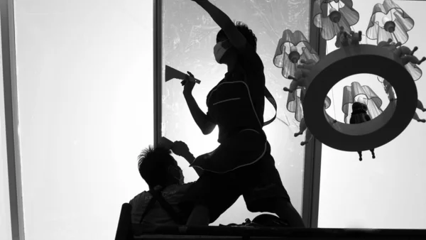 Unidentified  people wrappers tinting a glass house window in bl — Stock Photo, Image