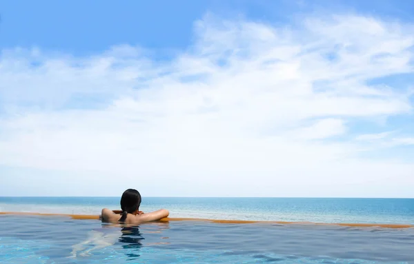 Mujer asiática relajándose en bikini en Tailandia —  Fotos de Stock