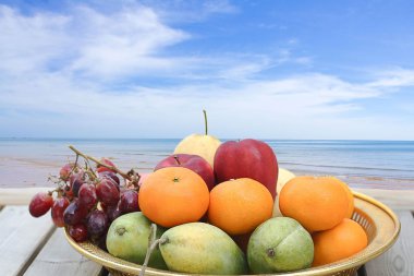 Taze meyve ve tropikal plaj