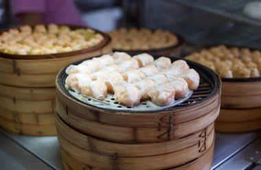buharda pişmiş dimsum bambu kaplarda Çince