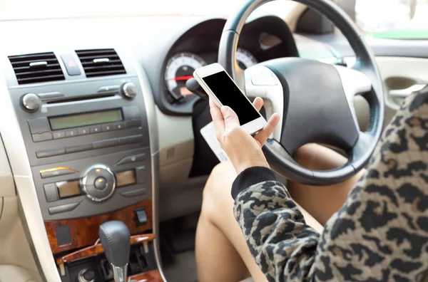 Autofahren mit Handy ist gefährlich — Stockfoto