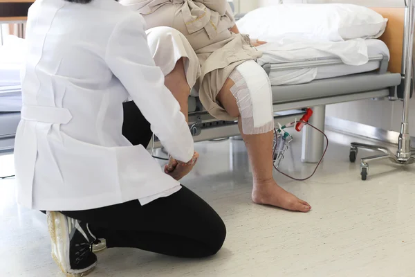 Γιατρός κάνει Φυσικοθεραπεία για ασθενή με έναν τραυματισμό στο γόνατο — Φωτογραφία Αρχείου