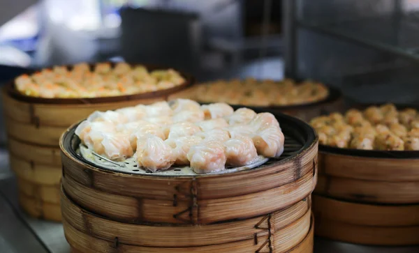 Chinesisch gedämpftes Dimsum in Bambuscontainern — Stockfoto