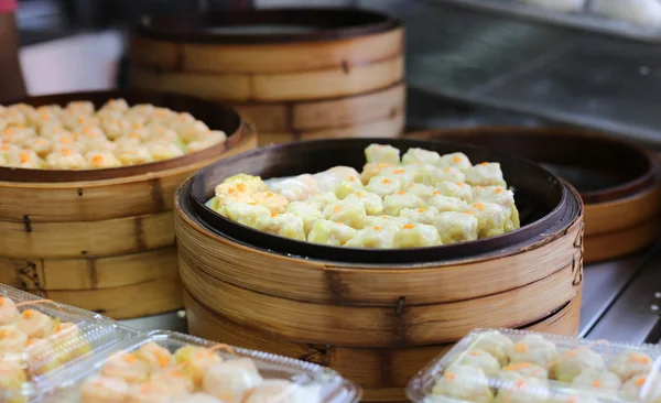 Kinesisk ångad dimsum i bambu behållare — Stockfoto