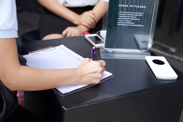 Mano de empresaria con bolígrafo cumplimentando formulario informativo — Foto de Stock