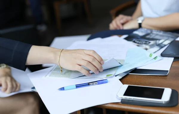 Empresária são preparar um contrato — Fotografia de Stock