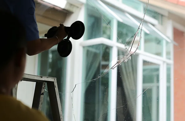 Repair man working on broken glass — Stock Photo, Image
