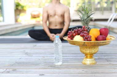adam bir yoga konumda