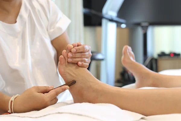 Mujer recibiendo un masaje de pies de reflexología — Foto de Stock