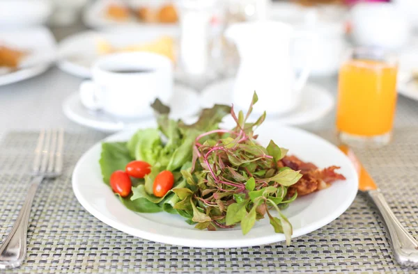 Hälsosam frukost sallad med grönsaker — Stockfoto