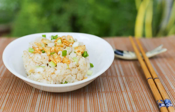 Een kom van knoflook gebakken rijst — Stockfoto