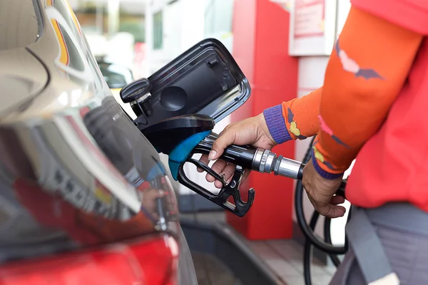 Pompen gas in een auto — Stockfoto