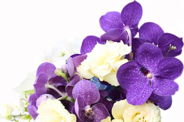 Buquê com orquídeas roxas, rosas, flor de hortênsia — Fotografia de Stock