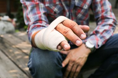 Kemik el yaralandı kırık tahta