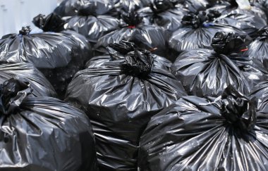 Siyah çöp torbası sokak