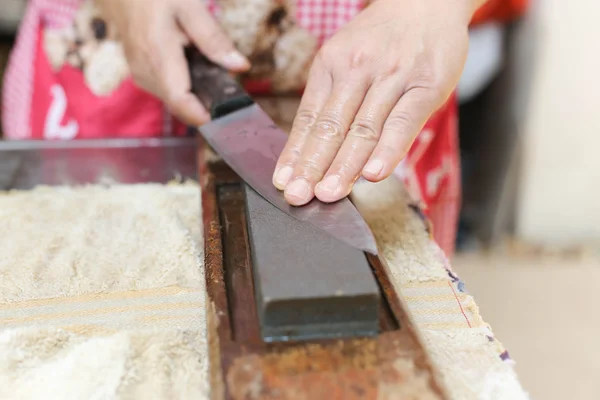 Chef tailandés que trabaja a mano forma cuchillo — Foto de Stock