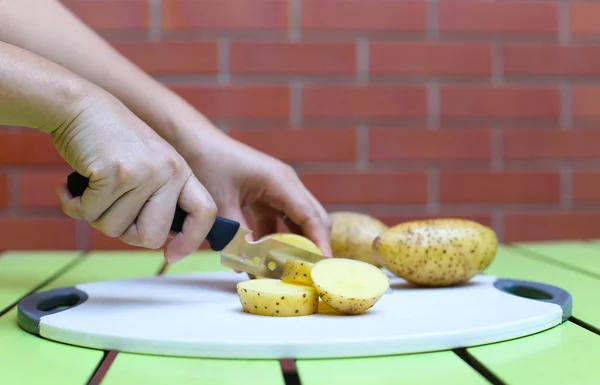 Vrouwen aardappel knippen met mes snijden aardappel met mes — Stockfoto