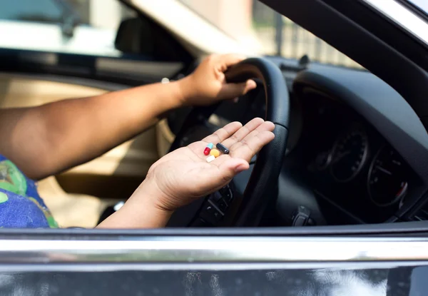 Les femmes qui prennent des pilules dans sa voiture — Photo