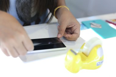 Kadın bir cep telefonunuzun bir ekran koruyucu uygulamak