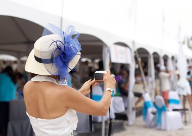 Kimliği belirsiz kadın süslü şapkalı