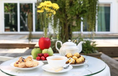 Çay saati kurabiye veya bisküvi çikolata ve meyve ile