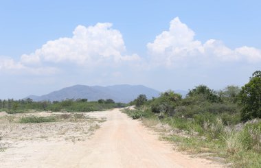 Dağ ve bulut scape gökyüzü arka plan için yol 