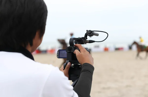 Camarógrafo trabajando en la grabación en un torneo de polo de playa —  Fotos de Stock