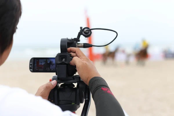 Camarógrafo trabajando en la grabación en un torneo de polo de playa —  Fotos de Stock